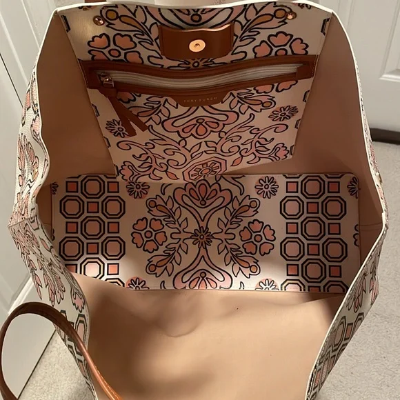 Tory Burch handbag - can stay open or snapped in on both sides - Picture 3 of 6